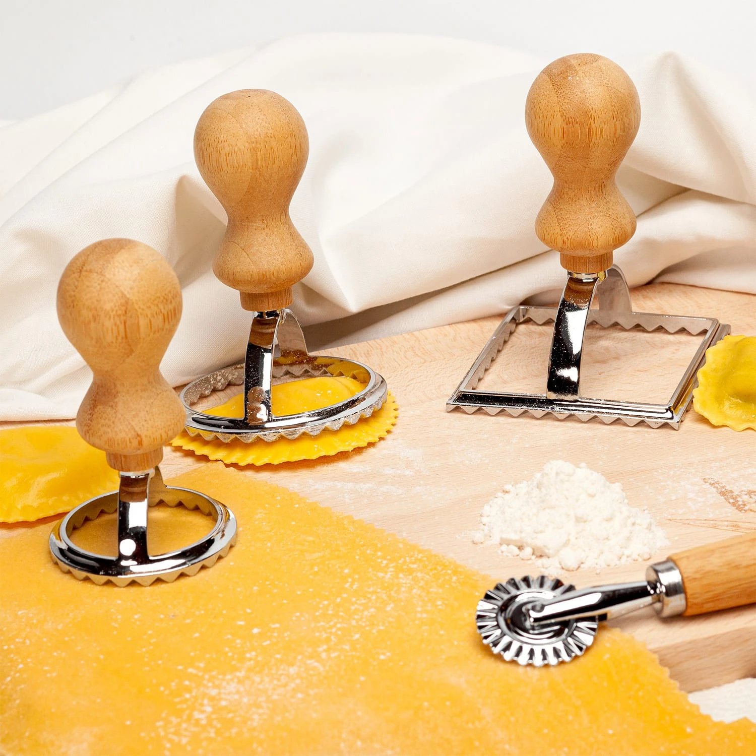 Ravioli Ausstecher 3er Set 3 Größen Rund & Eckig Metall Bambus – Bild 4